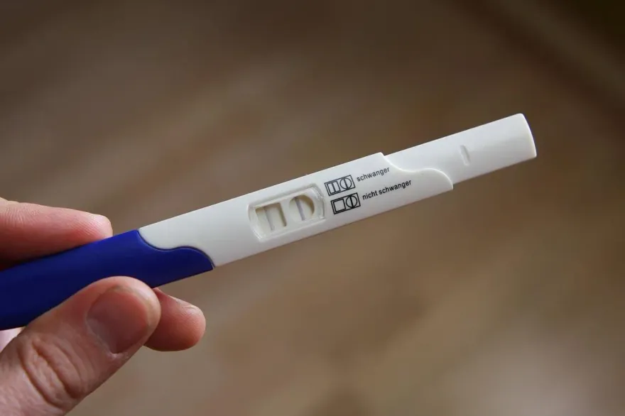 交往4年女友驗孕出現「兩條線」　男友超崩潰：我沒碰過她！