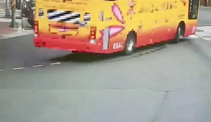 遊覽車油箱蓋沒關好沿途漏油　2騎士雷殘受傷提告求償