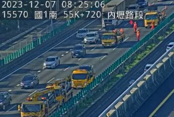 快訊/上班族注意了！國道1號南向內壢段「6車追撞」　占用內車道回堵1公里