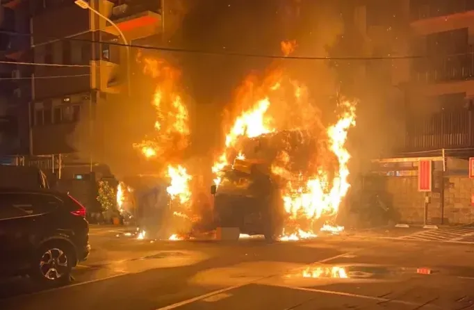 林口停車場恐怖火燒車！　車主慘損300萬「疑有人縱火」