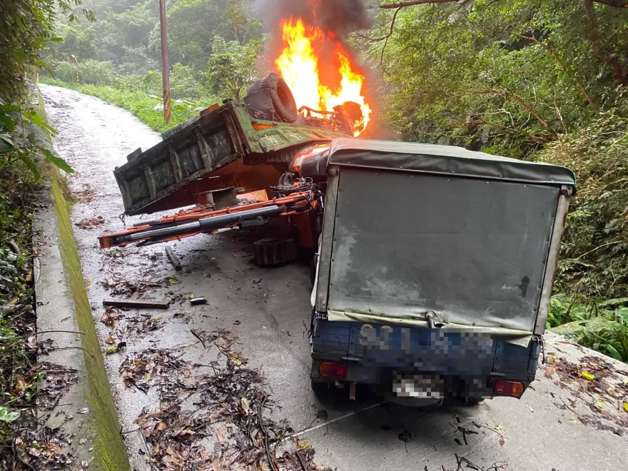 影/苗栗獅潭火燒車！大貨車翻覆起火　車內2人緊急逃生