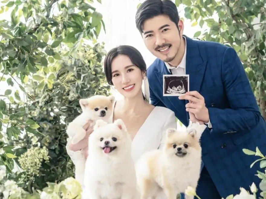 穿婚紗曬超音波！《黑澀會》Apple宣布「懷孕又結婚」 　甜喊：謝謝我們愛著彼此