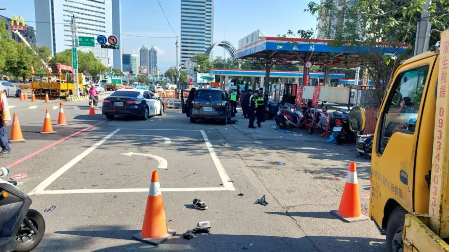快訊/台中休旅車「撞翻待轉區」　6機車遭撞、人車散落一地