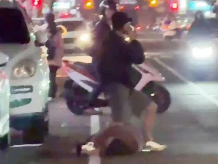 影/行車糾紛？台中市街頭驚見女遭男「腿壓」倒地　一查是夫妻口角