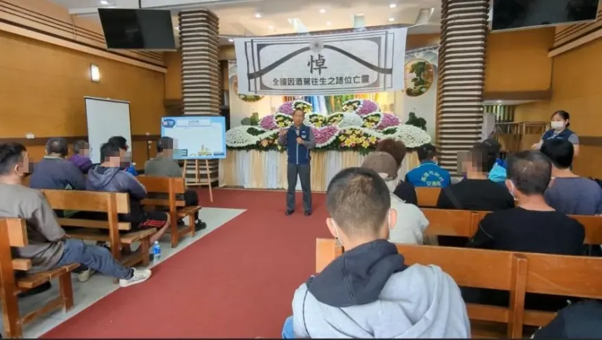 影/高雄震撼教育！在酒駕亡者靈堂上課　25累犯見大體「嚇到叫不敢」
