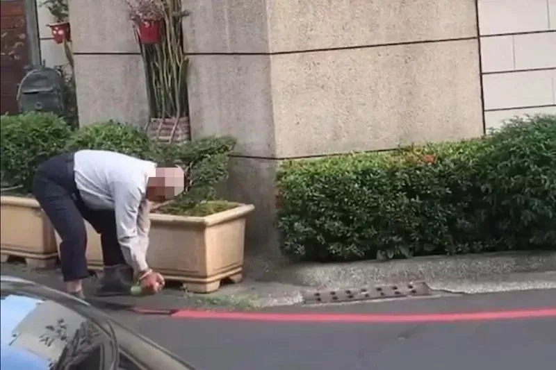 影/路權發揮到極致！台南阿公大白天門口塗銷紅線　網譏：腰力真好