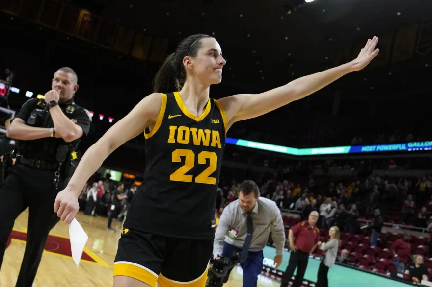 影/解鎖超狂成就！「女版柯瑞」NCAA「3000+750+750」　男女通算第一人