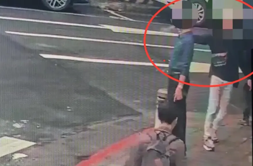 影/北市醉男搭小黃被運將丟包　抓狂暴走噴辣椒水攻擊路人