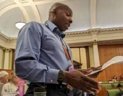 英國議員慘遇庸醫！「眼睛痛」變青光眼　左眼幾近失明定期治療中