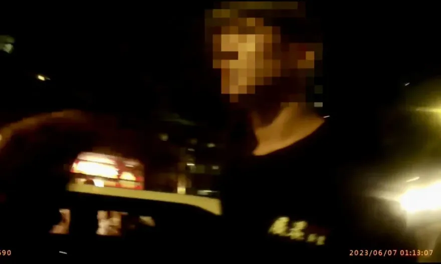 影/為吃一蘭拉麵無照併排停車　警開單他譙「X你娘咧」多一條妨害公務