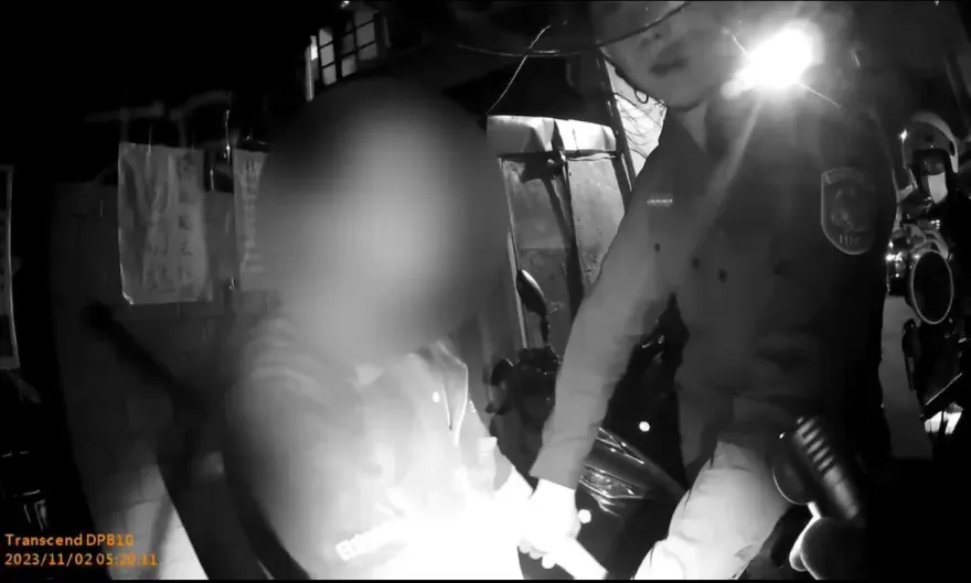影/半夜偷冷氣太大聲嚇壞住戶　警獲報趕抵人贓俱獲逮竊嫌