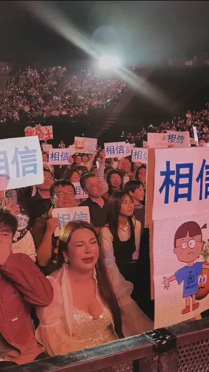 現場遇舉牌抗議！五月天阿信唱到一半咳嗽...粉絲爆哭喊「加油」