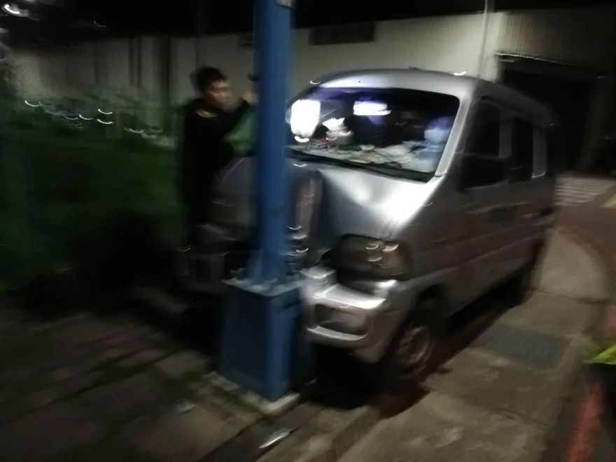 八里廂型車自撞電桿　車頭凹陷駕駛「沒呼吸心跳」不治