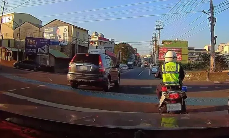 影/紅燈越線默默滑到路口　三寶遭取締網笑翻「測試警察忍耐度」