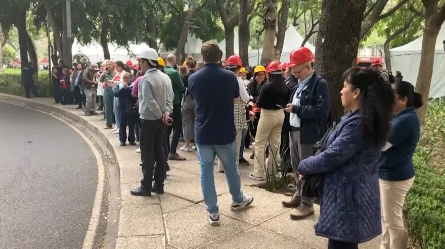 影/天搖地動！墨西哥中部發生規模5.8地震　首都搖晃民眾逃上街