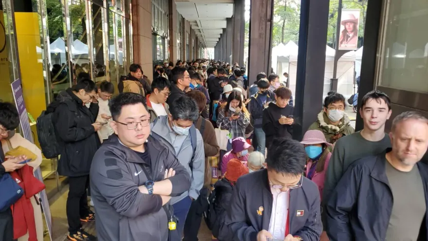 台北寶可夢中心今開幕！官方「禁夜排」…前晚「人群擠爆新光三越」