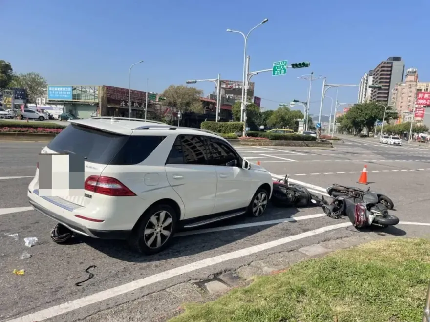 快訊/北市賓士不明原因暴衝追撞多輛機車　1騎士當場無生命跡象