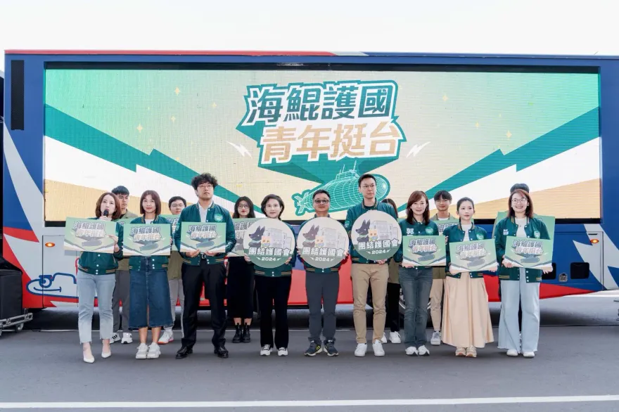 「護國海鯤號」巡迴全台　綠不分區立委候選人偕「國務青」宣講