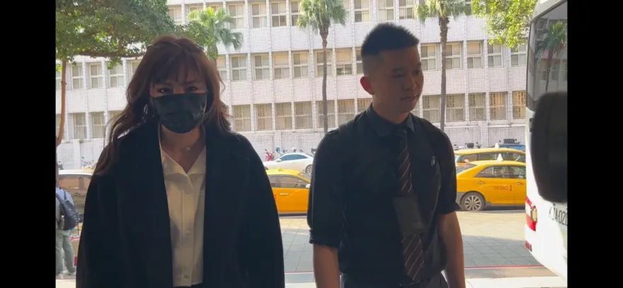 影/控朱學恒「壓肩強吻」首開庭！鍾沛君正面對決現身法院