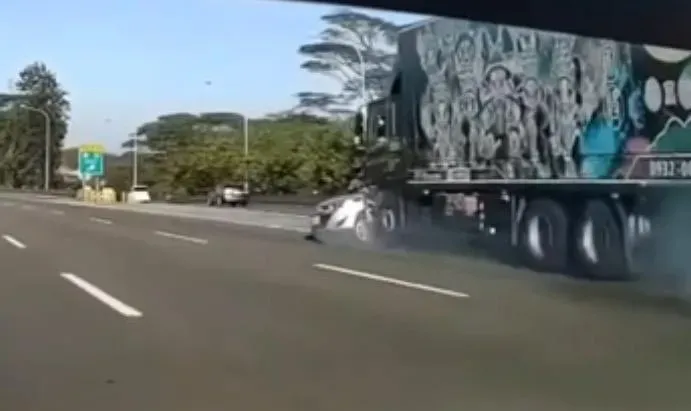 影/驚悚影片曝！國道大貨車鬼切　自小客打橫被推撞數百米