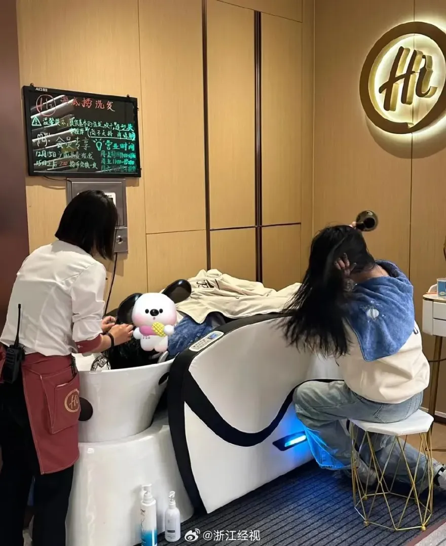 技能包全開！陸海底撈再推「超狂服務」　網笑：台灣店員瑟瑟發抖