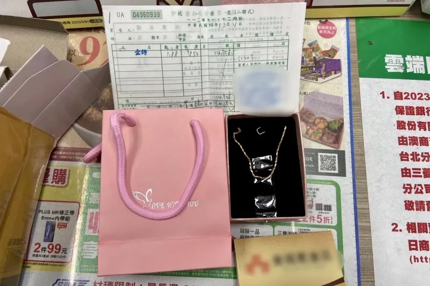 異想天開！2屁孩網購金飾貨到不付款　支開店員摸走包裹被抓包