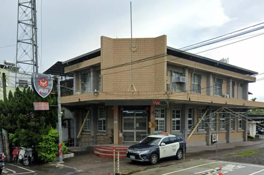 屏東警派出所內拔槍把玩　誤扣扳機開2槍遭記過處分
