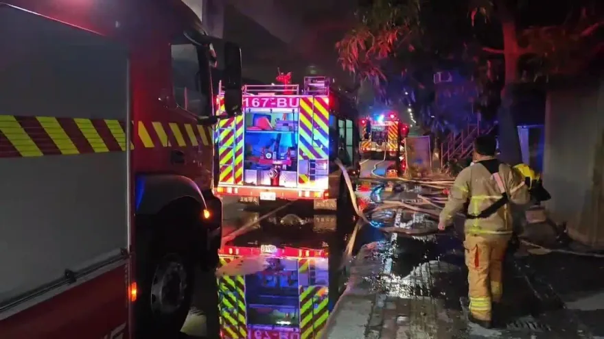 影/大寮工廠大火！凌晨爆炸聲嚇壞民眾　警消火場竟清出乙炔氣瓶…捏把冷汗