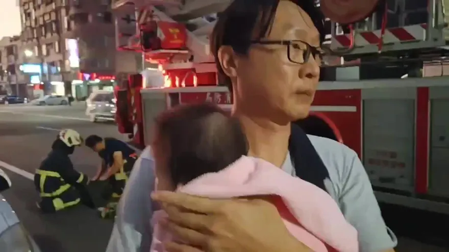 影/大人不在家！7歲童、女嬰遭反鎖失火　警報器大響管理員破門救人