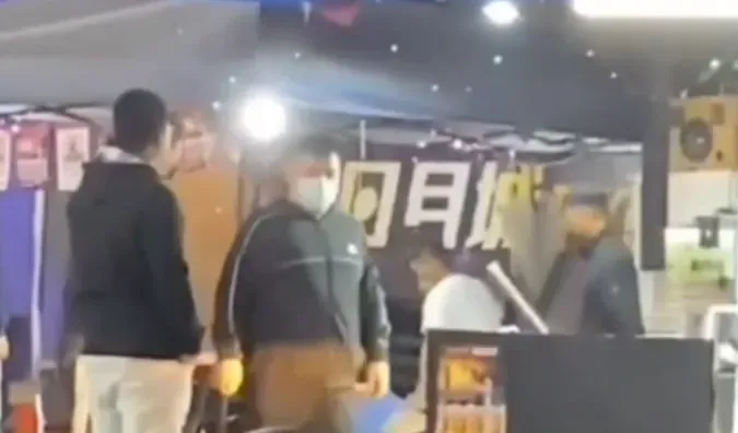 影/太囂張了！南投埔里驚見「球棒隊」砸店　烤肉攤老闆遭痛扁「頭部受創」住院