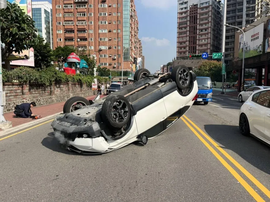 影/累了嗎？桃園男駕車恍神自撞燈桿　「烏龜翻」躺路中嚇壞路人
