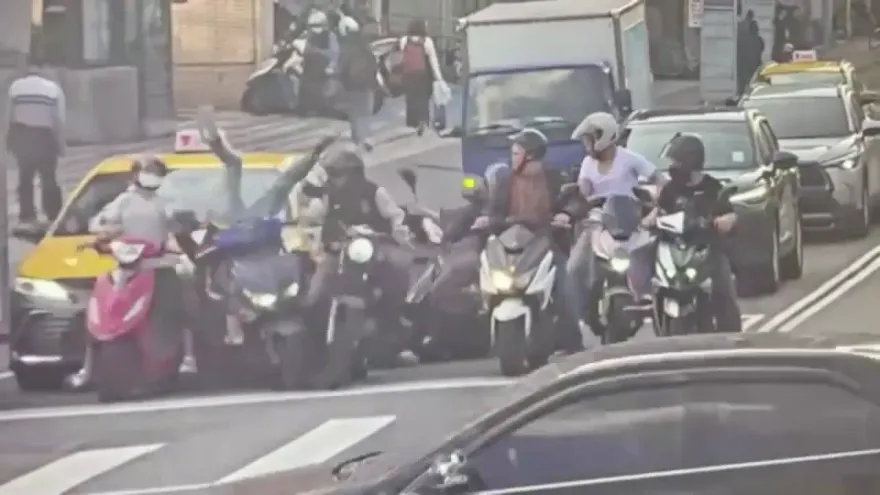 影/街頭全倒片！北市松山失控小黃爆胎追撞機車群　1女四腳朝天飛起重摔