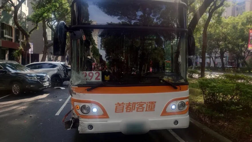 快訊/敦化南路嚴重車禍！公車變換車道太狂連撞3車　婦人頭部、嘴唇受傷送醫