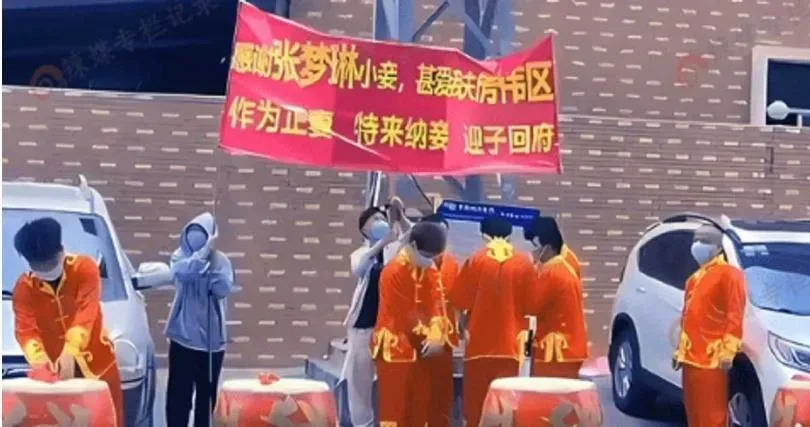 尪出軌正宮不怒反「拉布條迎私生子」　發放「特製傳單」鄰居一看秒懂