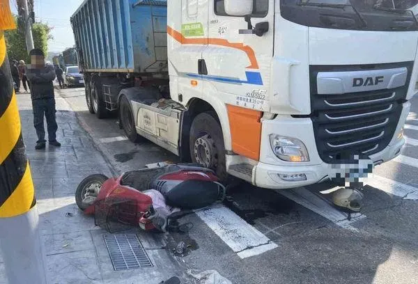 疑視線死角釀禍！曳引車起步右轉「撞倒前方機車」　騎士當場OHCA送醫不治