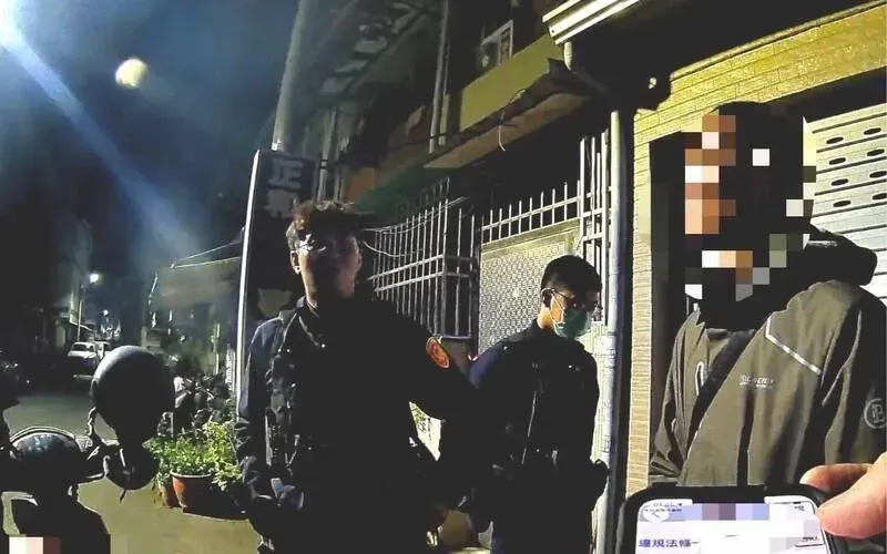 被念到崩潰求饒！男子酒駕遇「唐三藏」所長　認真講解酒測器價格一路念到派出所