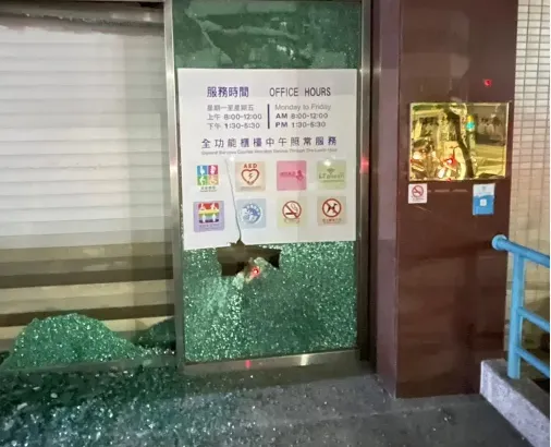 罰單沒錢繳！高雄男狂砸國稅局洩憤...「玻璃門全碎」　騎U-Bike逃2分鐘就被逮