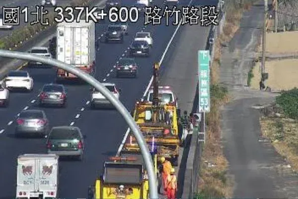 快訊/國1路竹段「轎車疑自撞路肩」！1人頭腫脹緊急送醫