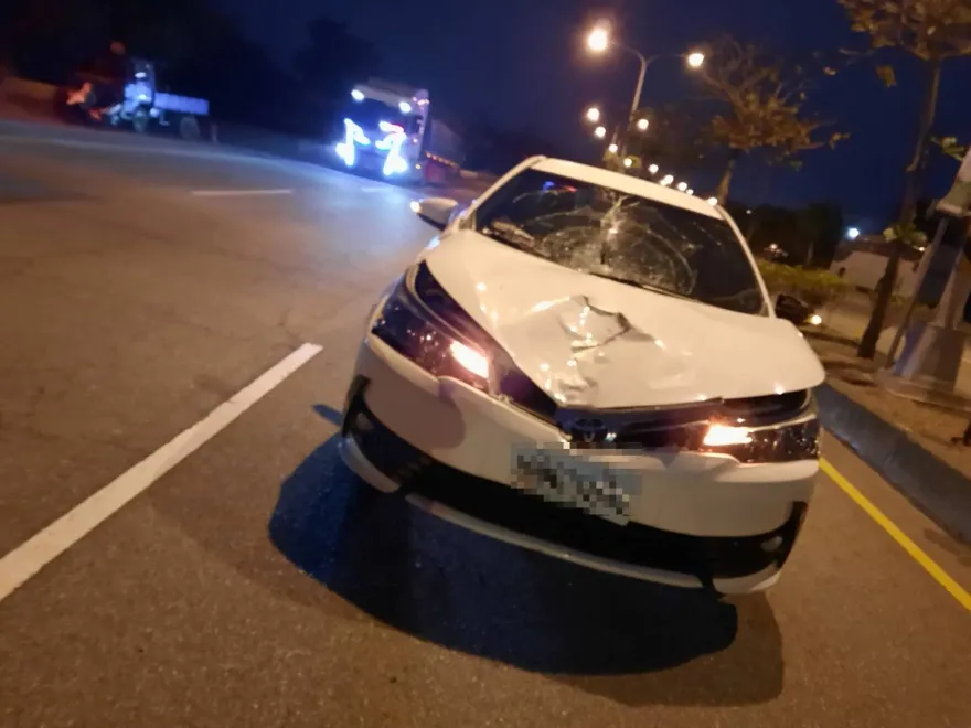 影/苗栗女過馬路被猛撞！倒臥血泊意識不清　車頭凹陷成V字