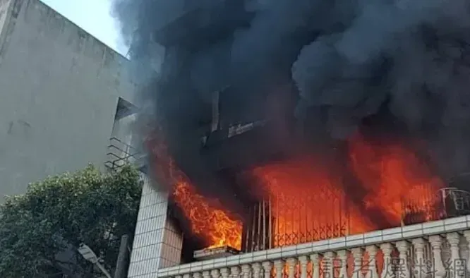 快訊/台南透天厝火警！2樓火光、黑煙狂竄　警消緊急灌救
