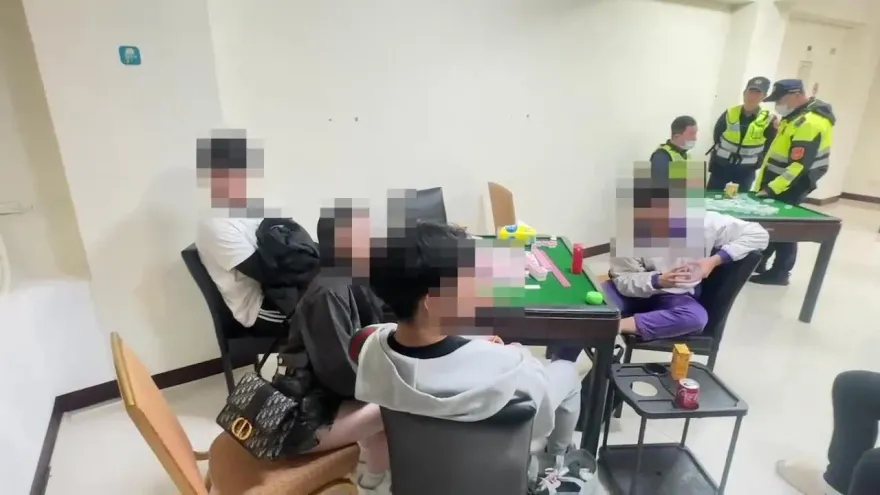 影/棋牌社暗藏賭場遭檢舉　5高中生攜熱褲妹聚賭「曾做好事」求脫身