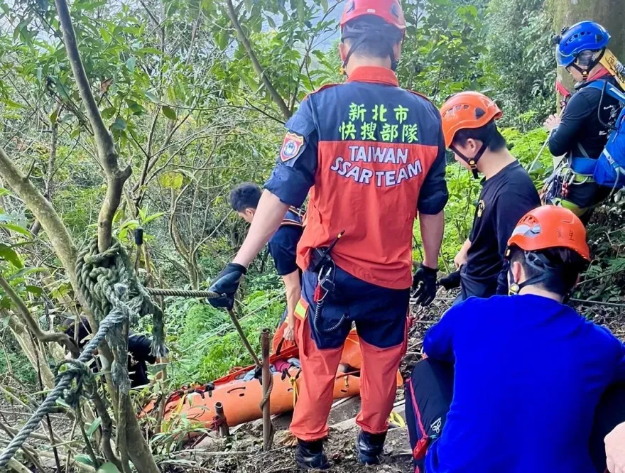 影/新北婦土城登山步道摔落斜坡　救難人員協助搬運下山送醫
