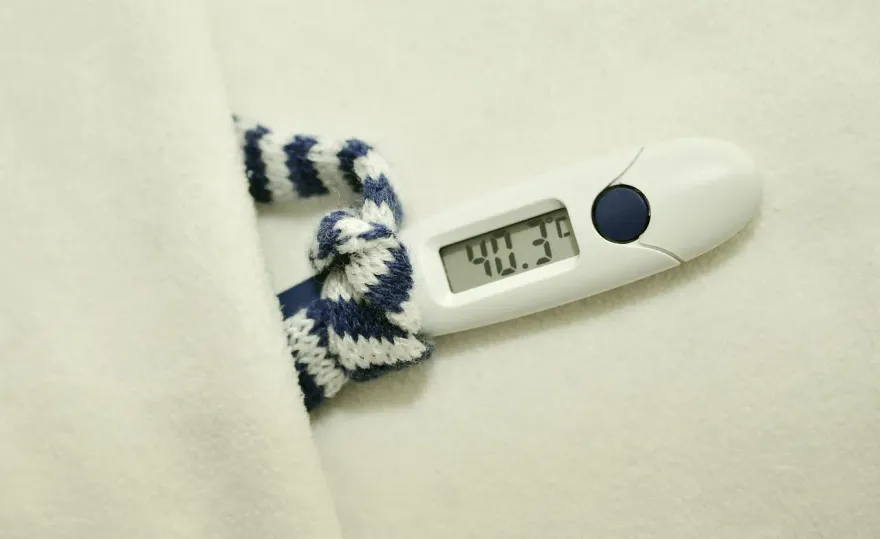 30歲男染腺病毒！發燒5天「喉嚨、鼻腔後方超痛」　醫一看：都是膿