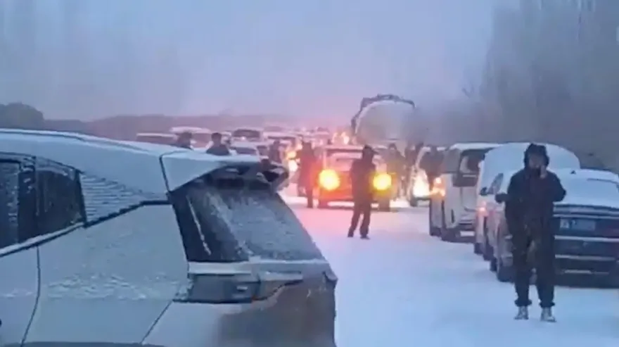 影/安全氣囊爆開染血！山西一高速40車連環撞　疑雪天路滑釀禍致1死6傷