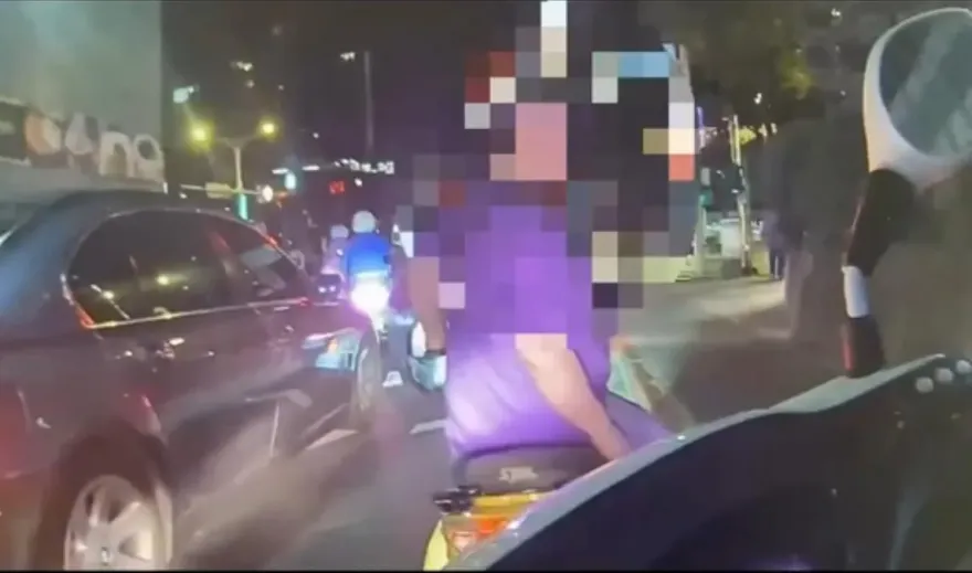 影/未禮讓行人遭警攔檢取締　騎士嗆警「有沒有照起來」拒簽收罰單