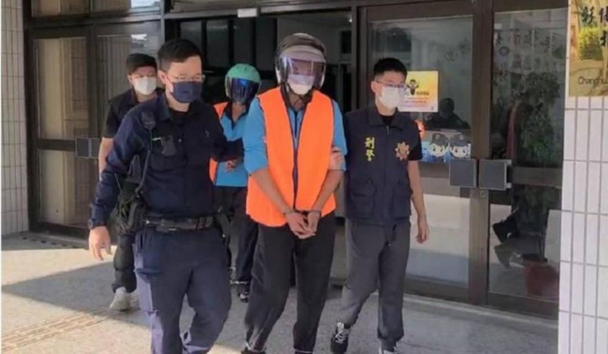 25刀劫命/彰化狠男砍女友逃逸　分局長擋三合院、傘對決逮人