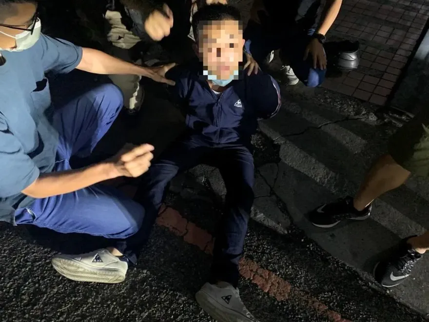 影/毒咖啡偽裝韓國康普茶！藥頭衝撞警車遭逮　見熟面孔喊：你抓過我