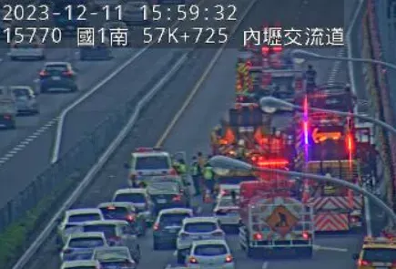 快訊/小貨車自燃！國1高架中壢轉接道佔2車道　回堵5公里