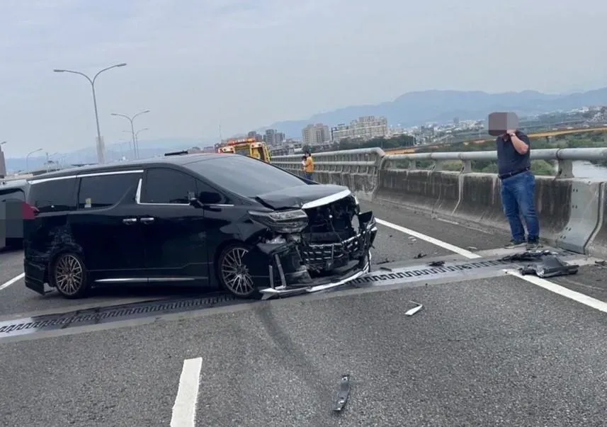 台74線水泥車「鬼切」釀4車追撞　300萬阿法「保險桿噴飛」慘狀曝