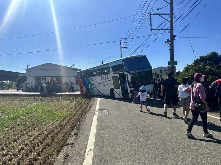 影/跟著導航走！台中遊覽車開進稻田　工程車綁繩助脫困